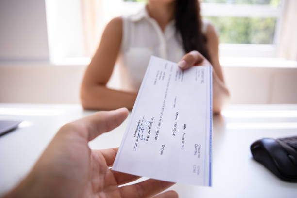 Choosing the Right Cheque Bounce Lawyer for Dwarka Court for Your Case